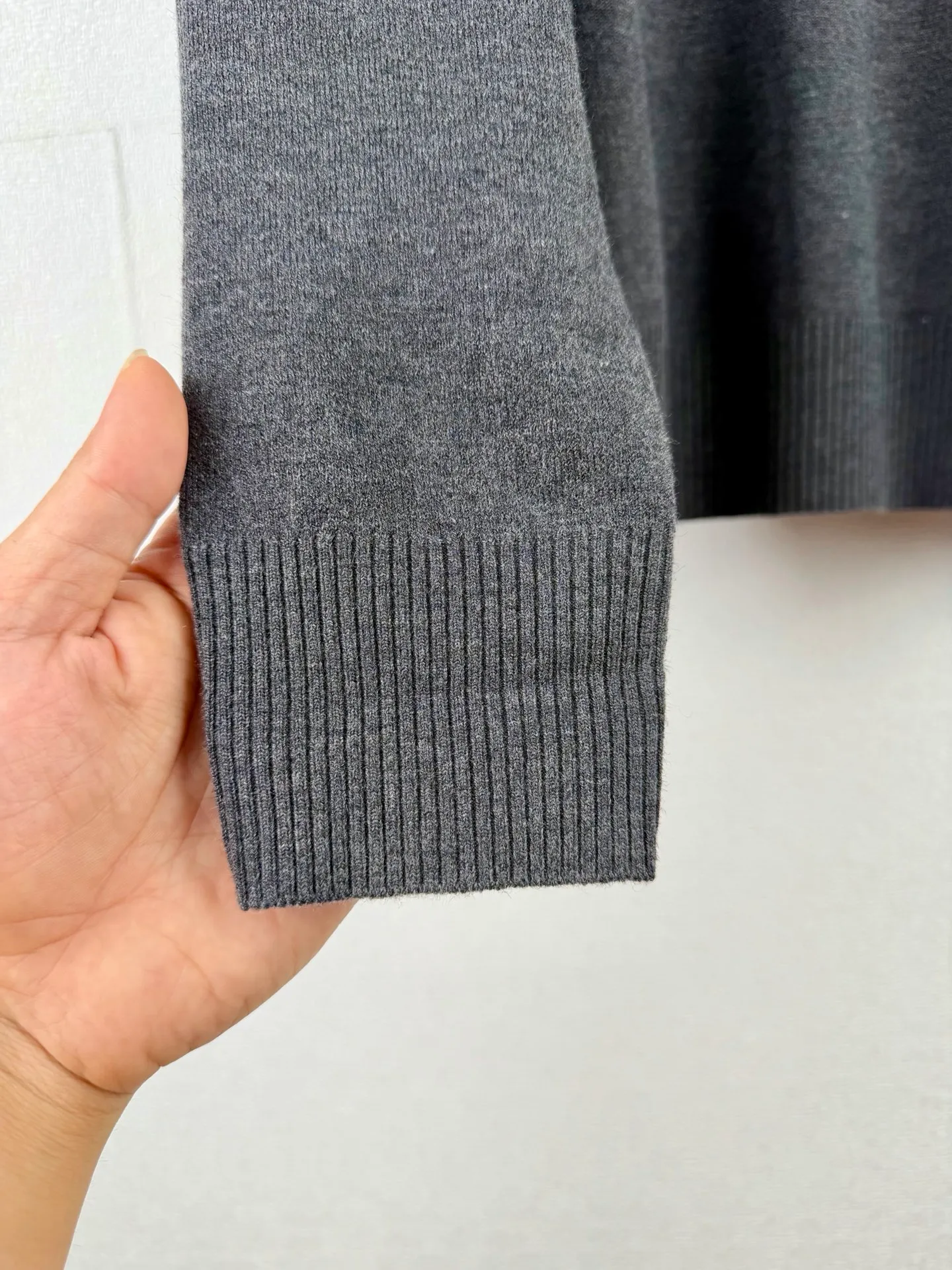 Ami Paris 26FW round neck wool ADC embroidered knitted sweater. Purchased and developed in Authentic 2030. Elegant wool double-ply blended. Uses Japanese imported (Shima Seiki) 12-knitting machine. Imported embroidery. Wool enzyme washing. Customized 1:1 trademark. Fitted version. Size: S M L